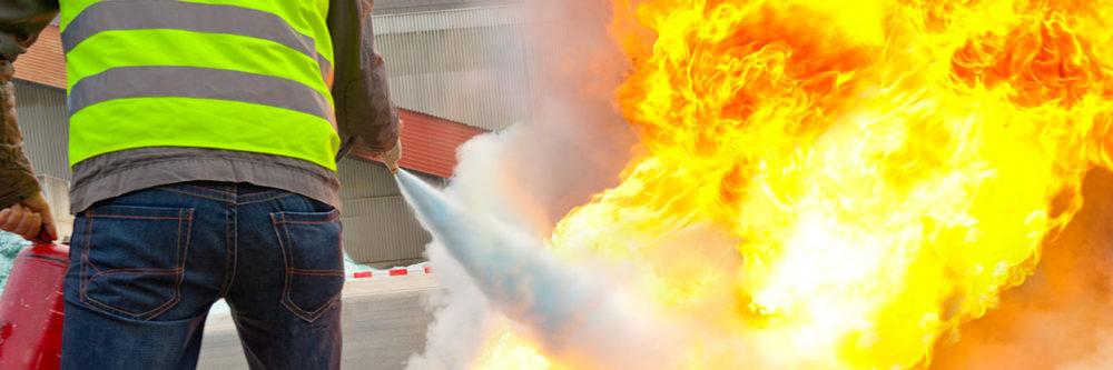 Manipulation des extincteurs. L'équiper de première intervention est en mesure d’intervenir rapidement en cas de début d’incendie avec les moyens mis à disposition pour traiter l’incendie.