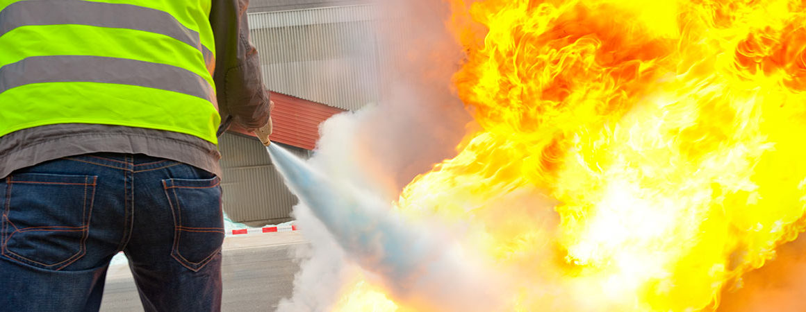 Manipulation des extincteurs. L'équiper de première intervention est en mesure d’intervenir rapidement en cas de début d’incendie avec les moyens mis à disposition pour traiter l’incendie.